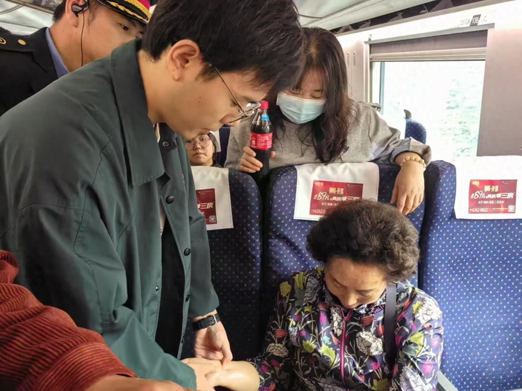 太惊险！列车上乘客被重物砸伤，医疗团队紧急救援化险为夷