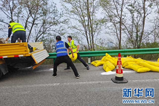 突发！20 余包化合肥洒落一地，湖北交投迅速救援，20 多分钟恢复道路畅通