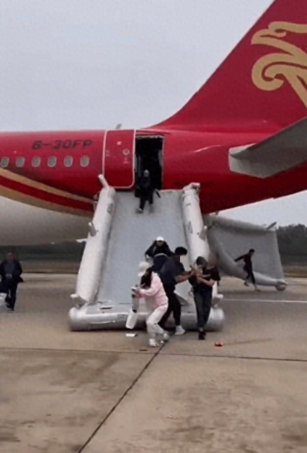 突发！深圳航空一航班起飞后客舱冒烟，紧急返航  第1张
