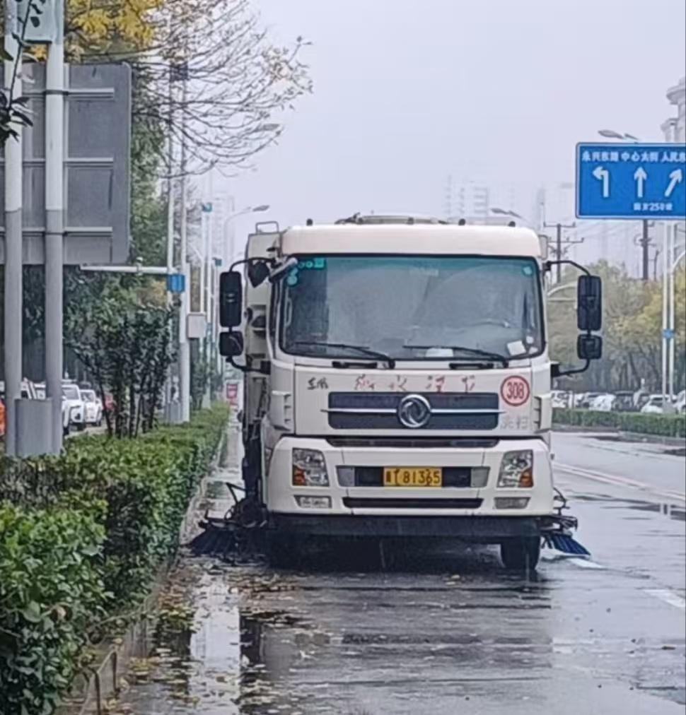 10 月 18 日衡水千余名环卫工人出动，确保市民出行环境干净整洁  第3张