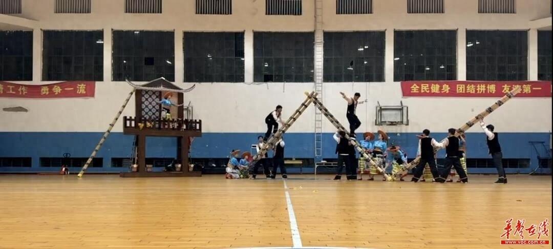第十二届全国少数民族传统体育运动会即将举行，怀化师专师生备战瑶族爬楼追爱
