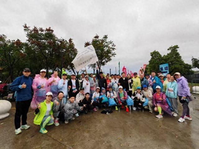 45 名陪跑志愿者助力 16 位视障选手挑战湖马，这是怎样的热血与感动？  第1张