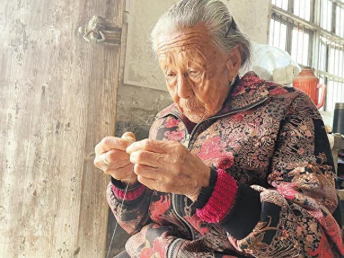 101 岁老人盛太平，生活自理还自己下厨，她的长寿秘诀是什么？  第1张