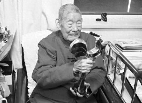 99 岁老人荣获金鸡奖终身成就奖，他是谁？