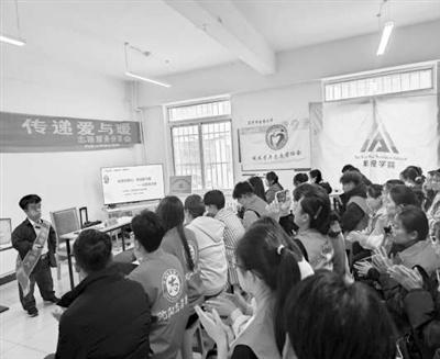 1.3 米的小巨人，10 年公益路，他用爱温暖沈城  第1张