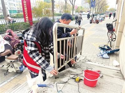 热心居民主动帮忙加固摇晃扶手，保障残疾人和老年人安全出行  第1张
