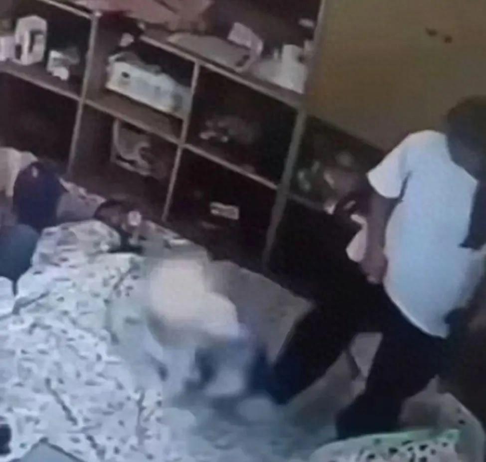 保育员虐待幼儿，如此行径令人发指  第1张