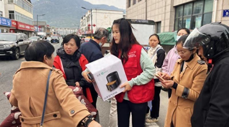 移动赶大集，服务到家门！连云港移动连云公司志愿者贴心服务暖人心