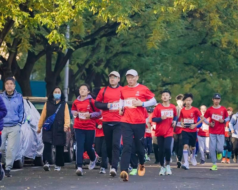200 余名跑步爱好者齐聚！东城区体育馆路街道迷你马拉松火热开赛  第2张