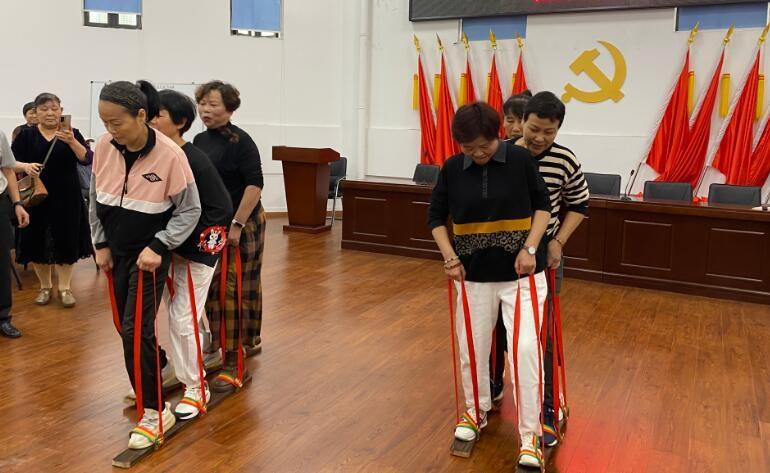 合肥高新区落叶高峰期，环卫工人们顶着寒风细雨清扫，他们的付出值得我们点赞  第7张