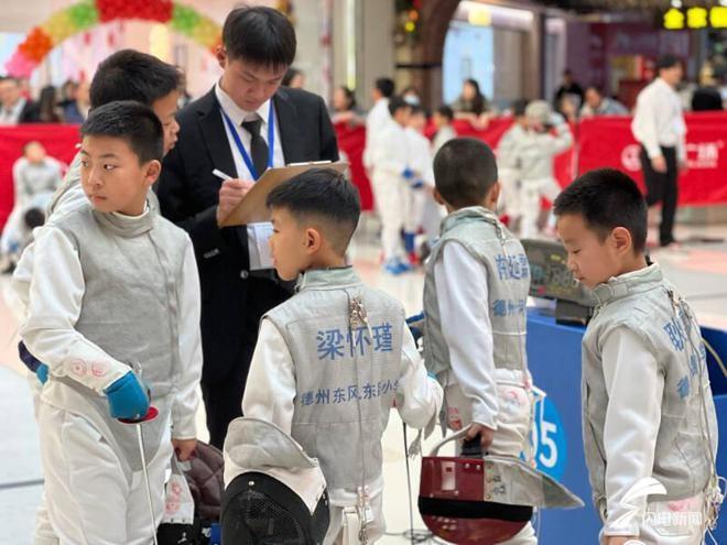 2024 德城区首届中小学生击剑挑战赛，200 余名小剑客齐聚，剑影交错火花四溅  第2张