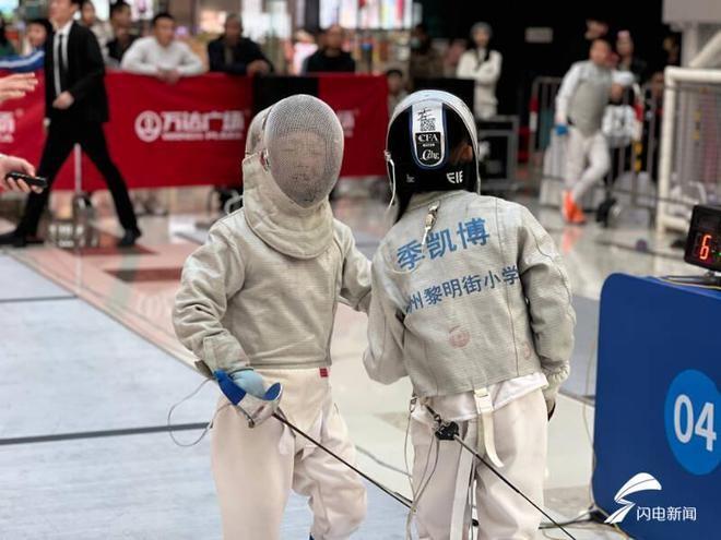 2024 德城区首届中小学生击剑挑战赛，200 余名小剑客齐聚，剑影交错火花四溅  第3张