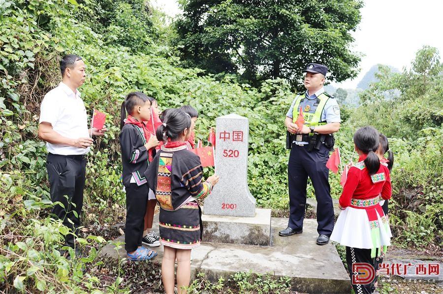 戍边 14 年，他带妻女巡逻 520 号界碑，背后的故事让人泪目  第2张