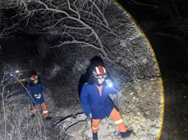 夜爬野长城迷路被困，延庆消防紧急救援，成功脱险  第1张