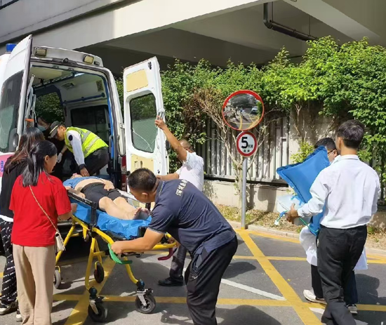 小区物业人员急救昏倒老人，家属送两面锦旗致谢  第2张