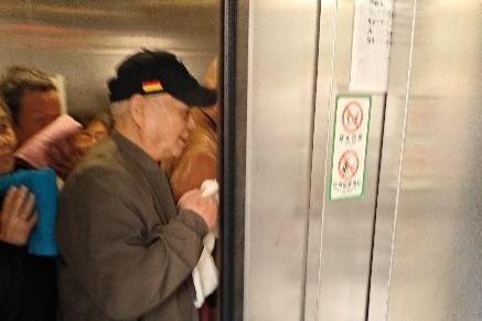 老公房加装电梯突发故障，被困人员竟……  第2张