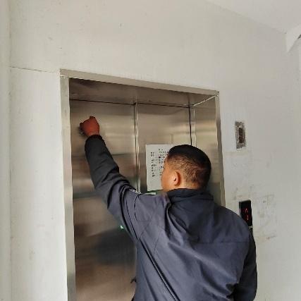 老公房加装电梯突发故障，被困人员竟……  第3张