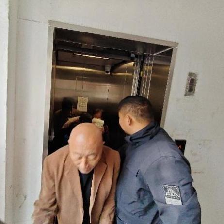 老公房加装电梯突发故障，被困人员竟……  第4张