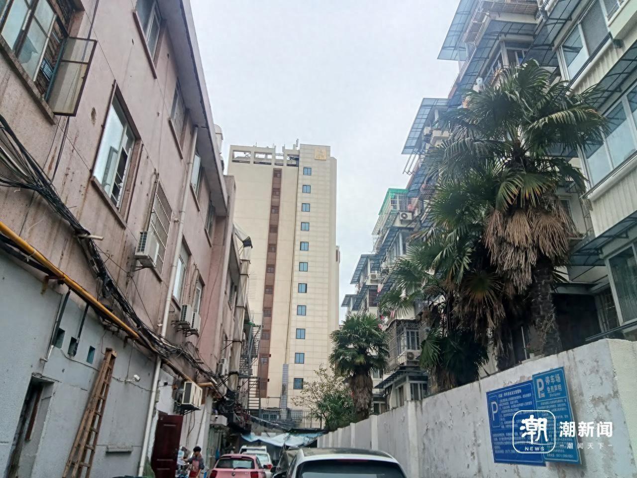 杭州一居民楼对面小吃店油烟机外机噪音扰民，居民一个多月没睡安稳觉  第1张