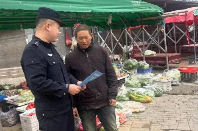 河南尉氏县公安局邢庄派出所深入辖区，开展打击网络谣言宣传活动  第1张