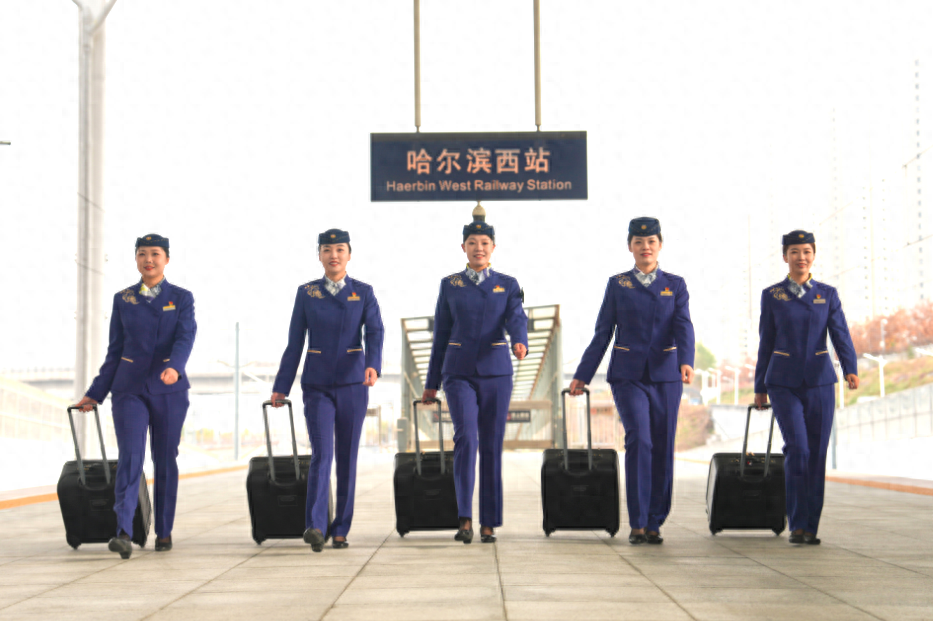 第九届亚洲冬季运动会开幕在即，高铁乘务组全新制服亮相，国际范儿十足