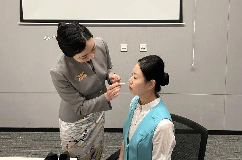 第九届亚洲冬季运动会开幕在即，高铁乘务组全新制服亮相，国际范儿十足  第10张