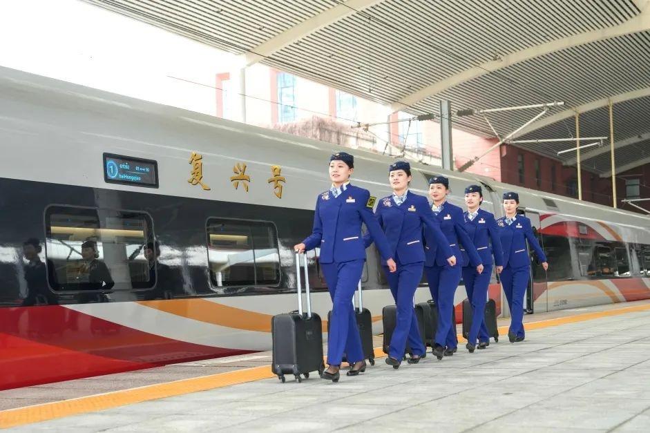 第九届亚洲冬季运动会开幕在即，高铁乘务组全新制服亮相，国际范儿十足  第6张