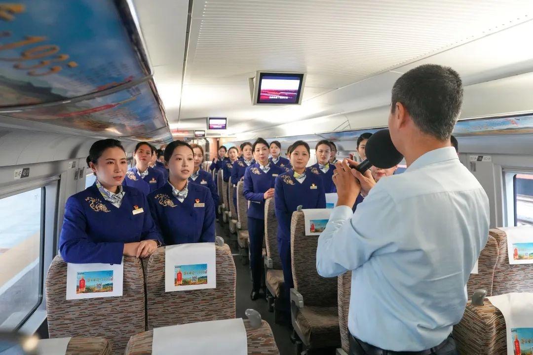 第九届亚洲冬季运动会开幕在即，高铁乘务组全新制服亮相，国际范儿十足  第8张