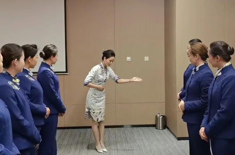 第九届亚洲冬季运动会开幕在即，高铁乘务组全新制服亮相，国际范儿十足  第9张