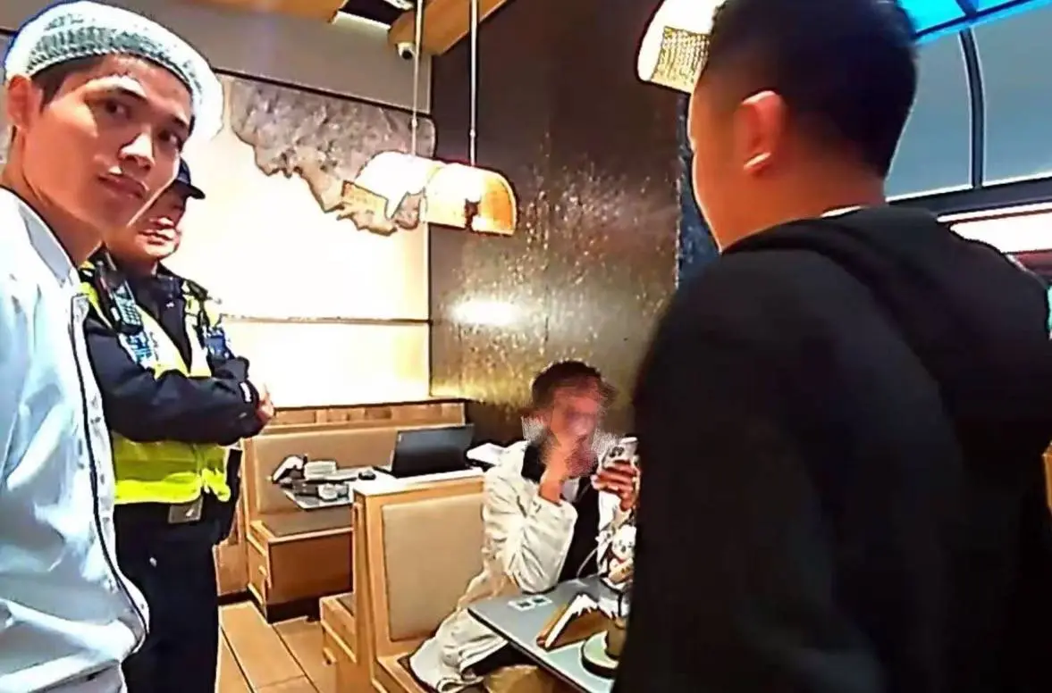男子为索赔十倍餐费，竟自编自导异虫碰瓷荒诞剧