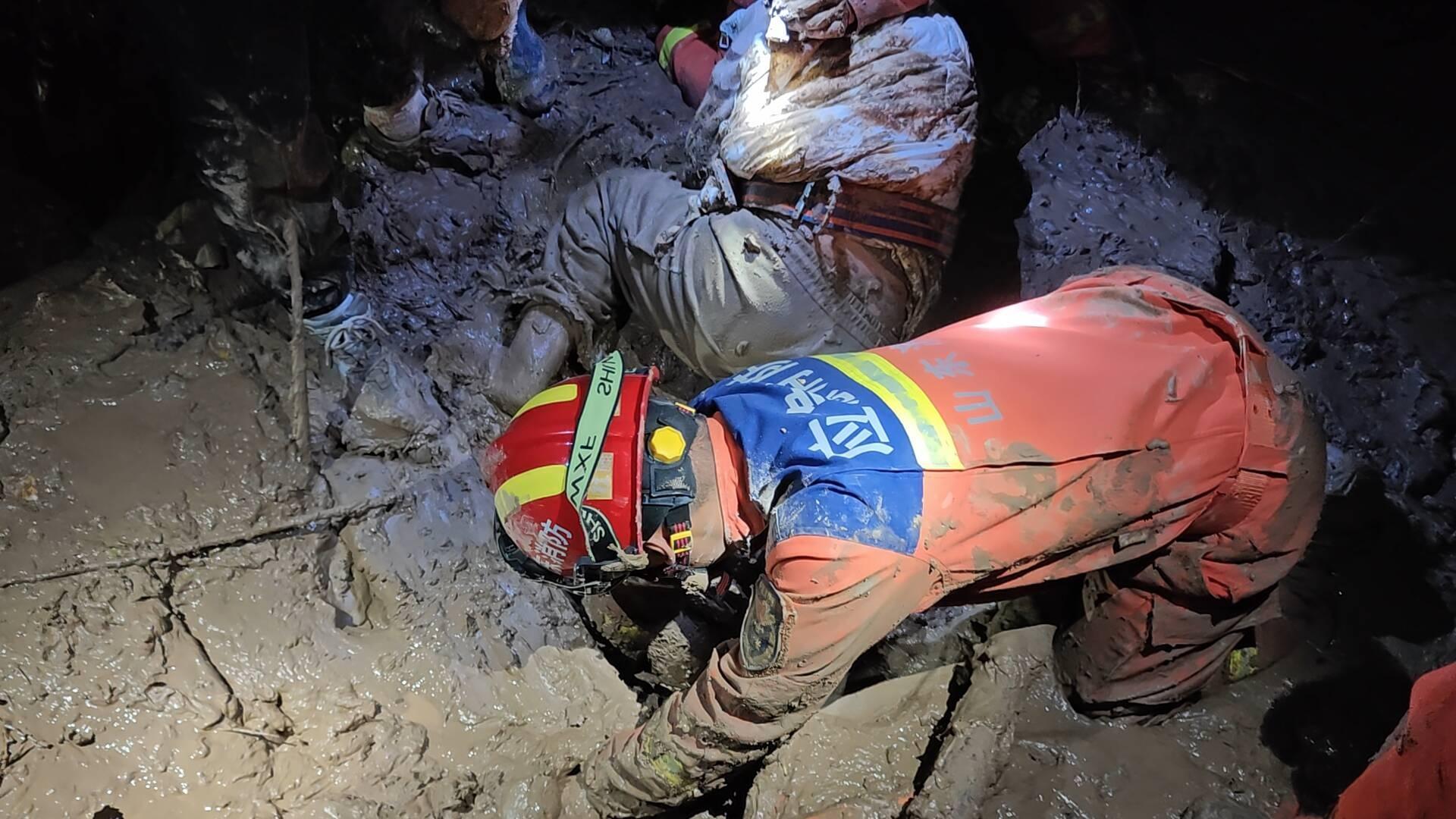 滨州 10 岁女童陷黄河淤泥命悬一线，消防紧急救援  第2张