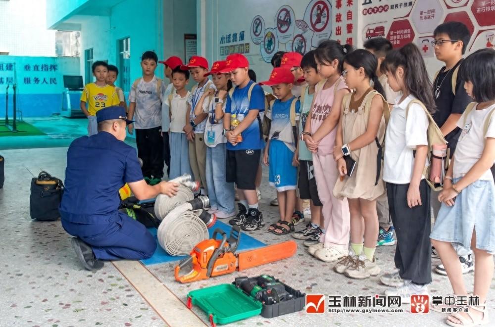 玉林日报小记者团北流分团走进应急消防科普馆和消防救援站，体验灭火，试穿消防服  第1张