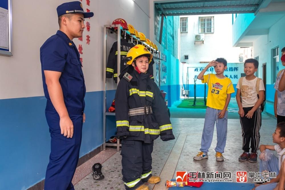 玉林日报小记者团北流分团走进应急消防科普馆和消防救援站，体验灭火，试穿消防服  第2张