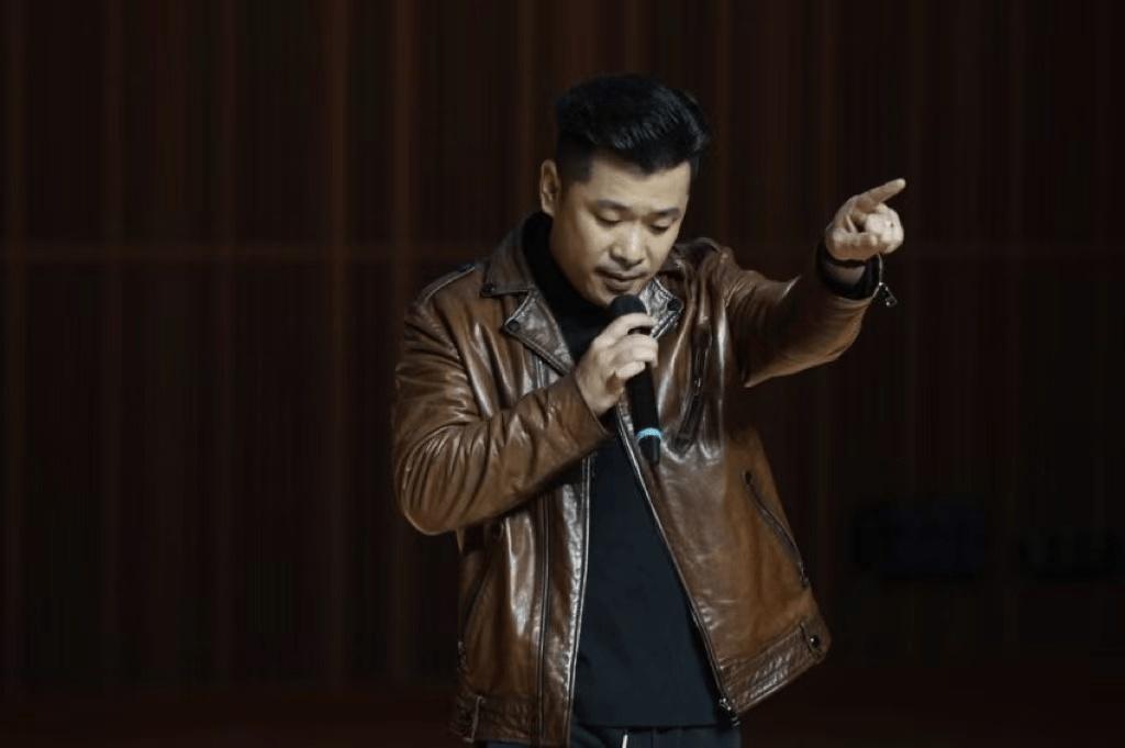 哈尔滨音乐会，宋琰光深情献唱，引全场大合唱  第2张