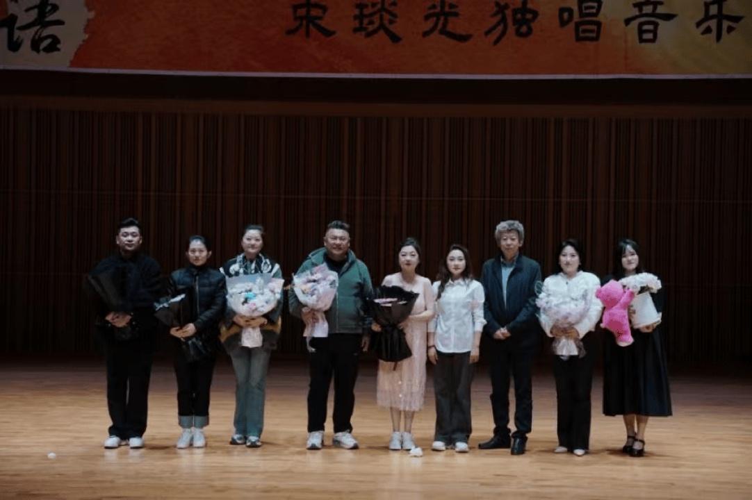哈尔滨音乐会，宋琰光深情献唱，引全场大合唱  第3张
