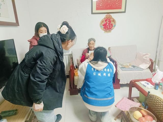 济宁济阳街道：高龄津贴认证上门，关怀服务暖人心  第2张