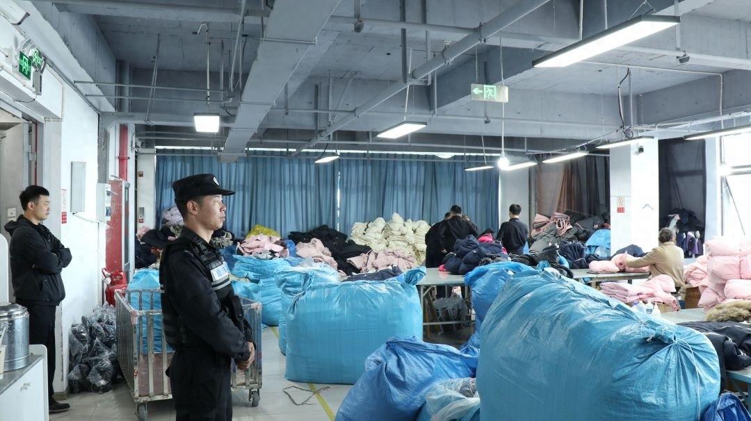 惊！7 万余件羽绒服被扣押，涉案价值 700 余万元，只因这个原因