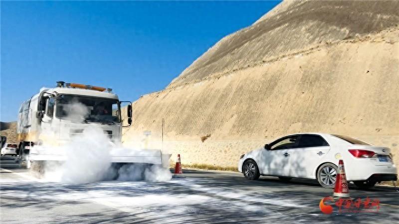 兰州公路发展中心冬季养护不降温，安全保畅不打烊
