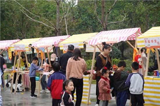 快来！翠苑街道保亭社区举办乐荟市集，30 组家庭和 5 家商家齐聚，热闹非凡