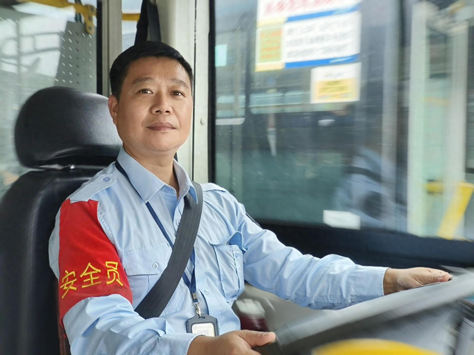公交光哥谢英光：小小网络世界，大大正能量  第1张