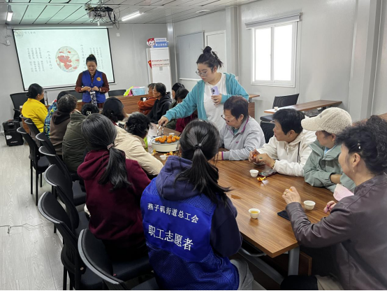 燕子矶街道化纤新村社区工会联合会：情暖冬日，‘颈’上添花，立冬养生活动温暖来袭  第2张