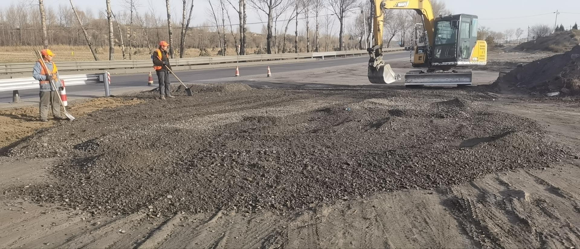 榆林市公路局榆阳公路段：用铣刨料覆盖路面，让环境更美好  第2张
