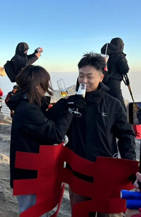 小伙在泰山山顶求婚，路人送上高脚杯，浪漫瞬间升华