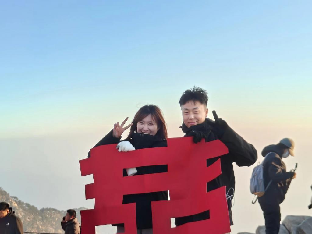 小伙在泰山山顶求婚，路人送上高脚杯，浪漫瞬间升华  第2张