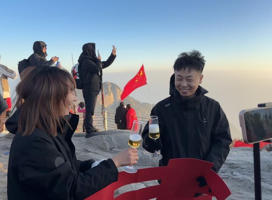 小伙在泰山山顶求婚，路人送上高脚杯，浪漫瞬间升华  第3张