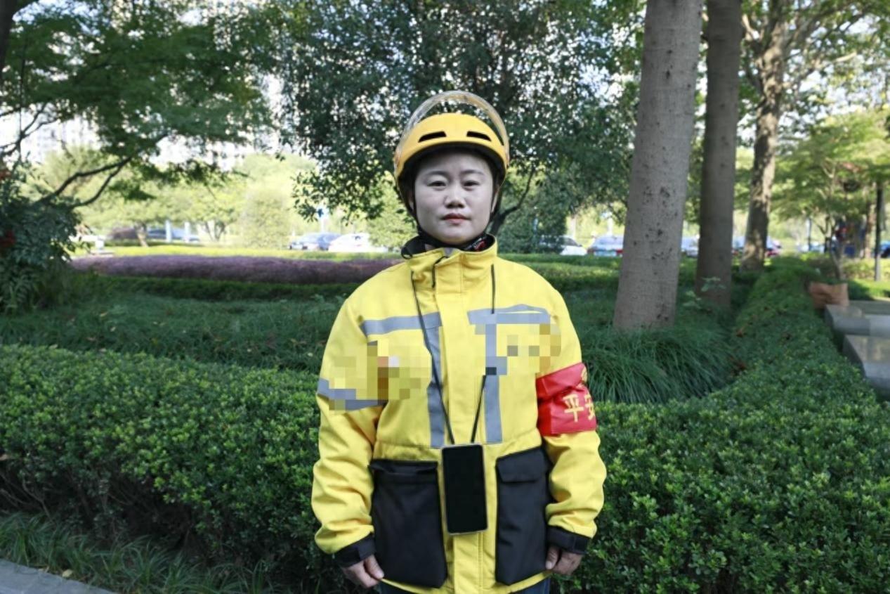 外卖女骑手送餐途中毫不犹豫扶起摔倒老人，这一幕太暖心了  第1张