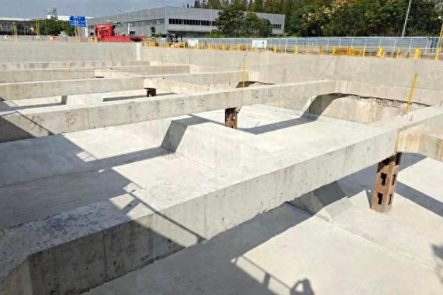 上海市域铁嘉闵线 13 标天山路站主体结构顺利封顶，为后续盾构施工打下坚实基础