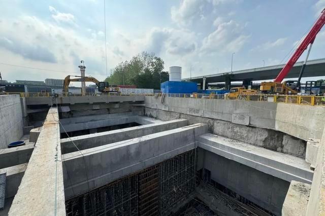 上海市域铁嘉闵线 13 标天山路站主体结构顺利封顶，为后续盾构施工打下坚实基础  第3张