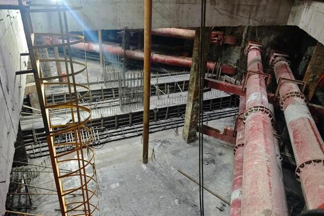 上海市域铁嘉闵线 13 标天山路站主体结构顺利封顶，为后续盾构施工打下坚实基础  第7张