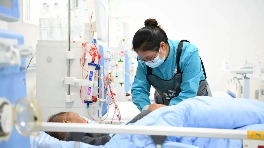 50 公里山路，8 小时透析，乡镇血透患者的生命之路如何走得容易？  第4张